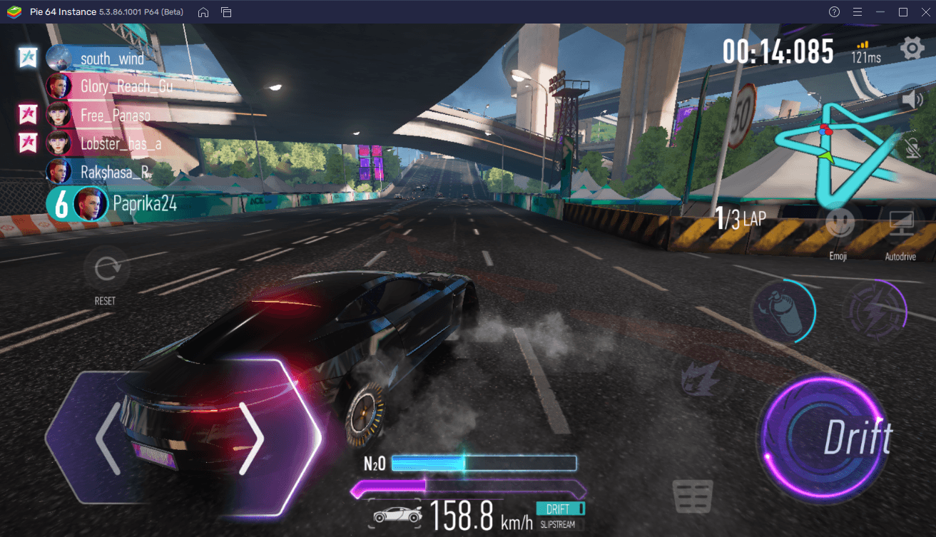 Ace Racer Sportwagen driftet mit blauen Nitro-Flammen um eine Asphaltkurve