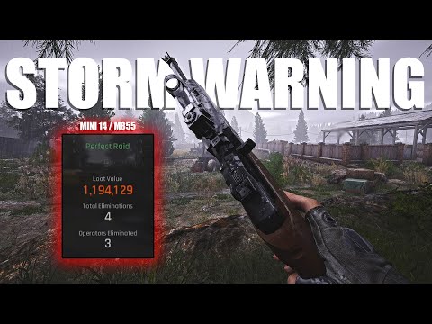 Taktischer Operator scannt die stürmische Farm-Karte in Arena Breakout Infinite